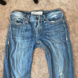 Color: dark blue light wash. Material: stretchy ripped denim